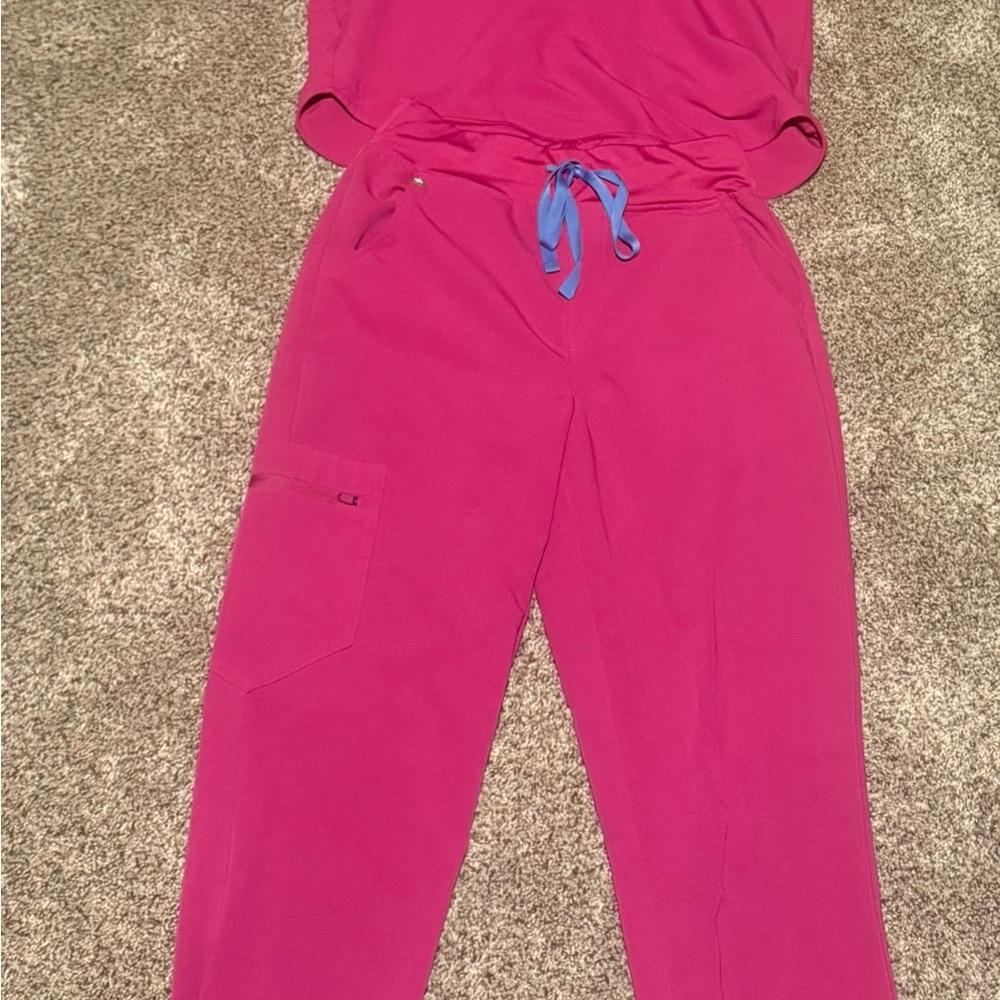 FIGS women’s raspberry sorbet scrub set